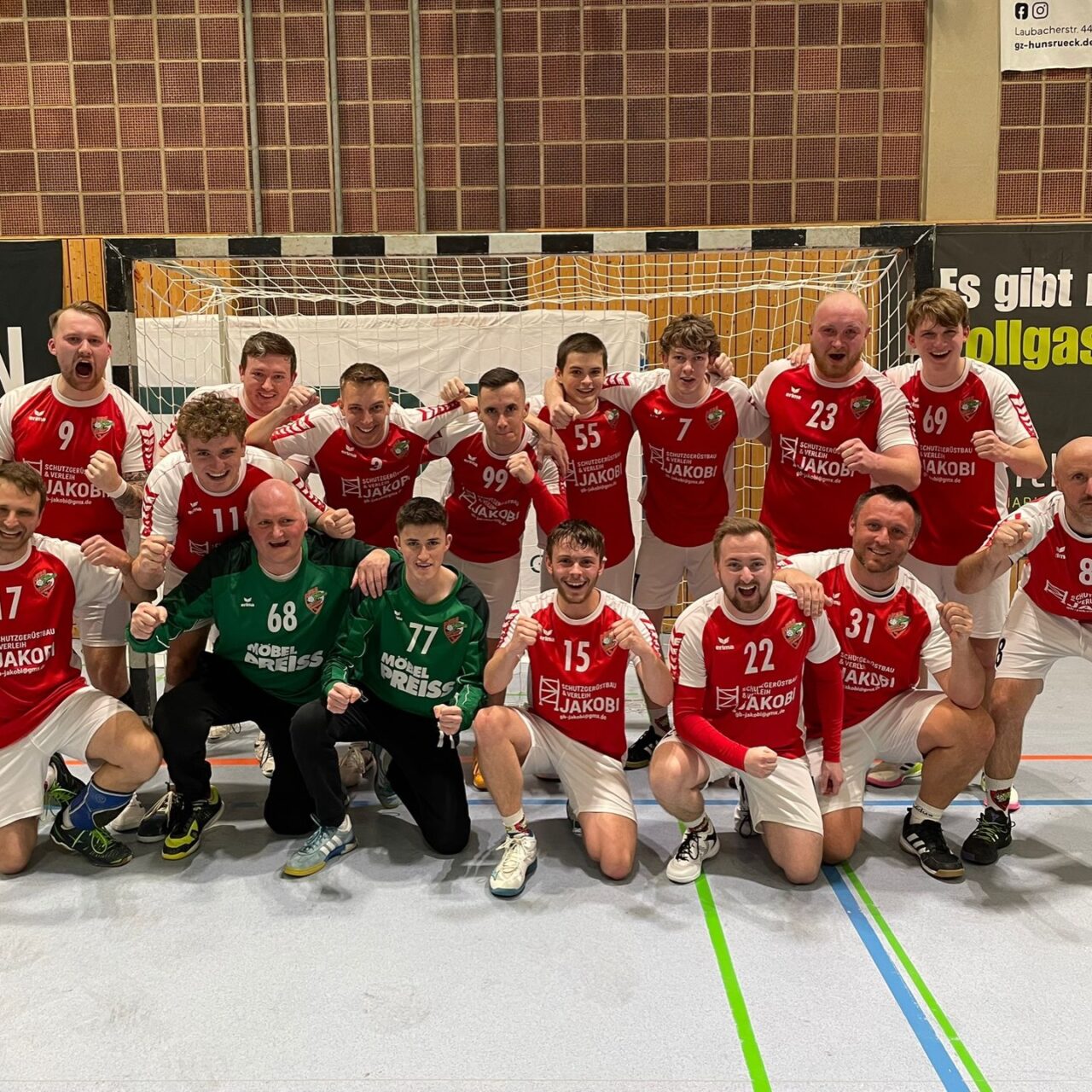 Bericht & Galerie: Herren 3 feiert souveränen Sieg im letzten Heimspiel der Saison!